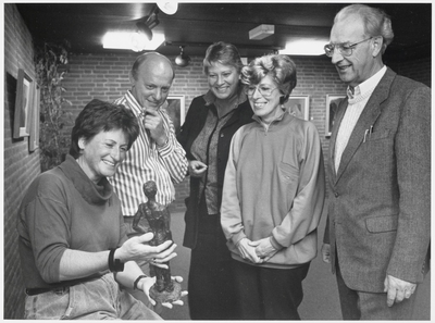 WAT003003295 10 jarig jubileum Culturele week Landsmeer.Foto: v.l.n.r. Jeanette Aulman, Chris Tang, Hanneke van de ...