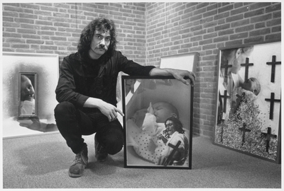 WAT003003298 In de expositieruimte van de Landsmeerse bibliotheek hangt tot 30 september 1988 werk van beeldend ...