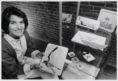 WAT003003303 Foto: Thea Vorstman bij haar puzzelcreaties In de openbare bibliotheek van Landsmeer.