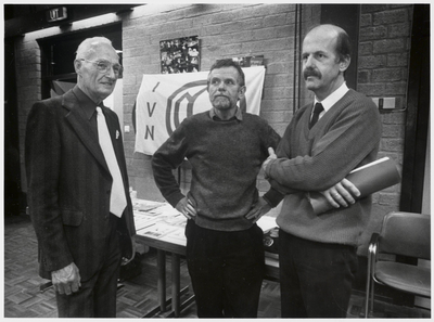 WAT003003405 Foto: het bestuur van IVN (Instituut Voor Natuurbeschermingseducatie) Twiske, v.ln.r. J. Singer, M. van ...