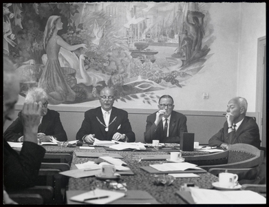 WAT003003442 Raadsvergadering in het oude raadhuis te Landsmeer. De wandschildering is gemaakt door kunstenaar Willem ...