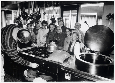 WAT003003703 Foto : Leerlingen uit groep 8 van basisschool Augustinus namen een kijkje in de keuken van zorgcentrum “De ...