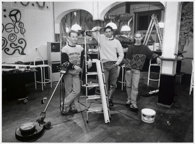 WAT003003578 Laatste voorbereidingen in het nieuwe jongerencentrum worden verricht door (v.l.n.r.) Theo Lelie, Martin ...