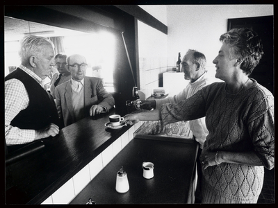 WAT003003580 VrijwilligerswerkFoto: mevrouw v/d Einden ( rechts ) en de heer Vogel ( 2e van rechts )
