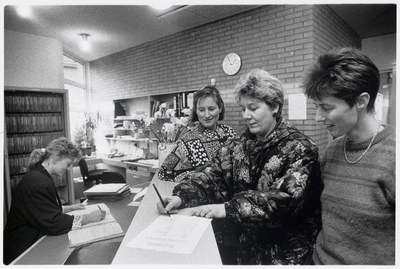 WAT003003581 Actie moet gezondheidscentrum Landauer redden.Foto: patiënten tekenen grif voor het openhouden van ...