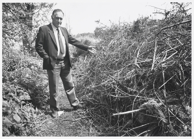 WAT003003677 Illegaal afvalstorting in Landsmeer.H. de Waal van gemeentewerken bij de grote berg plantsoenafval achter ...