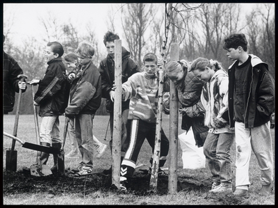 WAT003003684 Leerlingen van De Stap (vestiging Nieuwe Gouw) en de Ds. J.L. de Wagemakerschool deden op hun manier mee ...