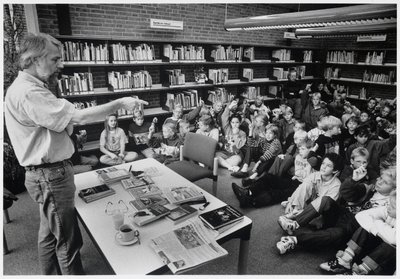 WAT003003694 Foto: ademloos luisteren de kinderen van de montessorischool naar de griezelverhalen van ...
