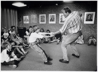 WAT003003736 Honderdjarig bestaan van de Openbare Bibliotheek in Nederland.Foto: Meesterverteller Wim Akkermans wist in ...