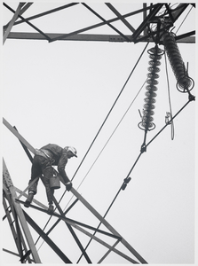 WAT003003906 Schilderen hoog boven de horizon in een hoogspanningsmast..