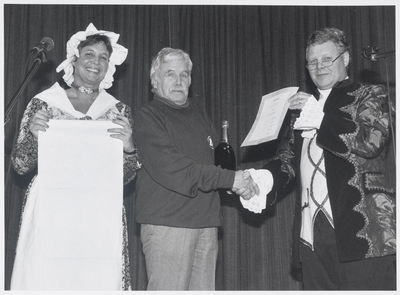 WAT003003916 Wim Basie verkozen tot 'Ilpendammer van het jaar 1993'Foto: Tomasvaer ( Just Kramer ) en Pieternel ( I. ...