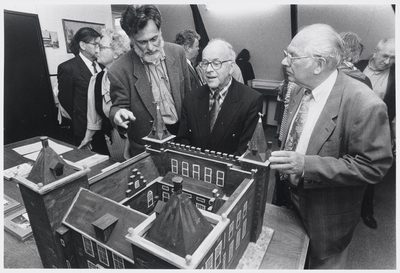 WAT003003955 Burgemeester J. Diederen opende op zaterdag 21 mei 1994 de oudheidkamer van Ilpendam.De ruimte op de ...