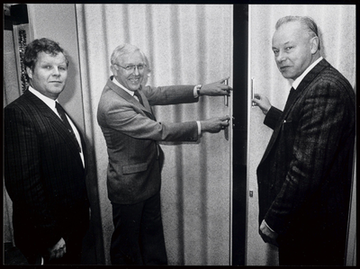 WAT003004092 Heropening Dorpshuis in Ilpendam door Klaas Kerkhoven.Foto v.l.n.r.; Just Kramer, Klaas Kerkhoven en Mart Swart.