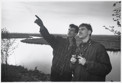WAT003004121 Volop groei, bloei en fladderaars in natuurgebied Ilperveld.Foto: Jan van Steijn (links wijzend) en Johan ...