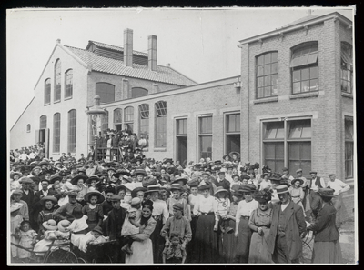 WAT003004340 Gezelschap bij opening gasfabriek. Op het bordes van links naar rechts: op de trap, de heer Lafeber ...