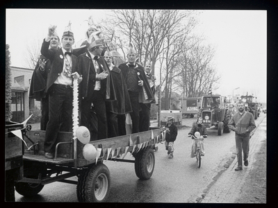 WAT003004557 Carnavalsoptocht.Foto: Intocht van carnavalsvereniging de Nathalzen in Natmeer (Wijdewormer).( ...