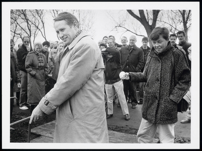WAT003004570 Riolering langs Ringdijk klaar in Wijdewormer.Foto: waarnemend burgemeester J. Koppenaal draait de ...