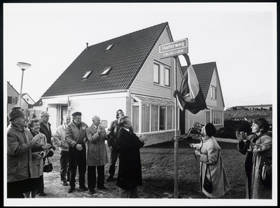 WAT003004573 P. Haller-Bouterse onthult het straatnaambord met daarop de naam van haar man J.Haller, ereburger en ...