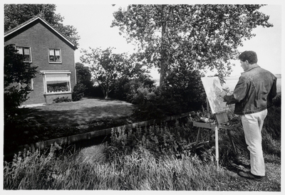 WAT003004768 P. de Lange uit Graft schildert (Oostwijk 7) het huis van Theo Konijn, De Zomer Doos