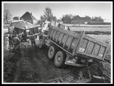 WAT003005361 Twee vrachtauto's weggezakt