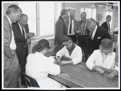 WAT003005943 Kamerleden bezoeken garnalenfirma's