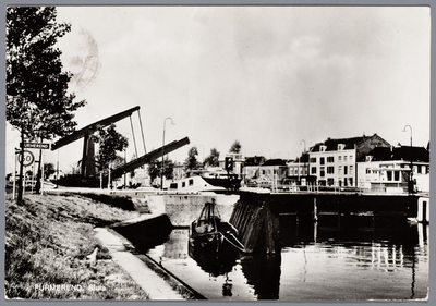 WAT002003201 Op de achtergrond de nieuwe sluisbrug uit 1960