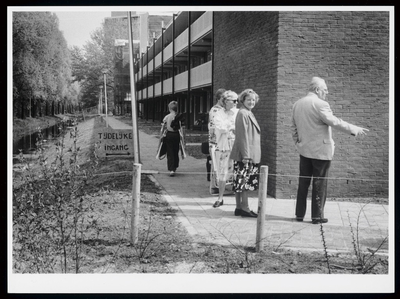 WAT003006504 Foto bij Artikel in het Noordhollands dagblad over een te klein en te smal pad achter de Seniorenflats aan ...
