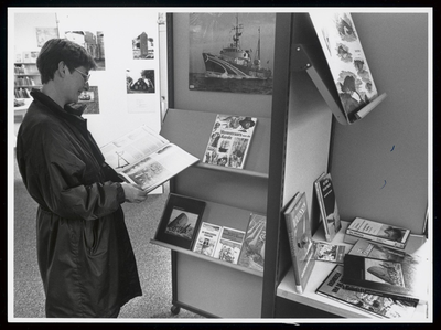 WAT003006603 Expositie in de bibliotheek over Spitsbergen. Dansvloer Van de duivel .Van de historie van de walvisvaart ...