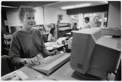 WAT003006540 Yvonne Segers, bBevolkingsmedewerkster Yvonne Segers heeft eigenlijk twee functies: 's morgens is ze ...