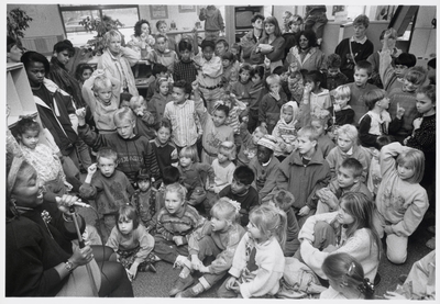 WAT003006600 De actrice Gerda Havertong uit Sesamstraat was afgelopen woensdag in de Openbare Bibliotheek in Purmerend ...