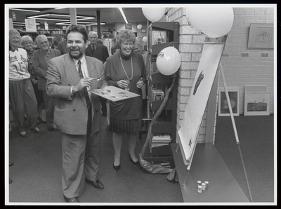 WAT003006602 Opening kunstuitleen in de bibliotheek. Vanaf 16 november 1991 kan men in de bibliotheek aan het ...