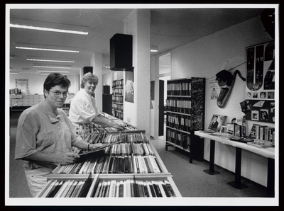 WAT003006605 De grammofoonplatencollectie van de openbare bibliotheek gaat langzaammaar zeker in de uitverkoop. De ...