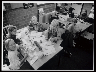 WAT003006608 Bibliotheek ZichthofWindjes en verwenmandjes op kinderboeken- en dierenmiddagDierendag en de ...