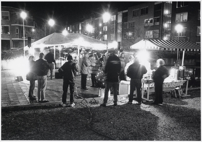 WAT003006686 Was het de koopavond, de kou of was de buurt er misschien nog niet helemaal klaar voor? In ieder geval ...