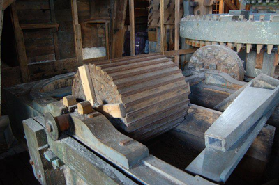 WAT120003666 Een nog werkend voorbeeld van een papiermaalbak bij de papiermolen de Schoolmeester in Zaandijk. Er hebben ...