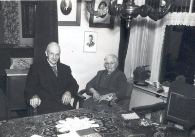 WAT120002894 Broek in Waterland. Echtpaar Tinkelenberg in hun woonkamer