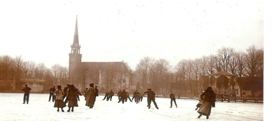 WAT120002914 Schaatsen in Broek in Waterland.