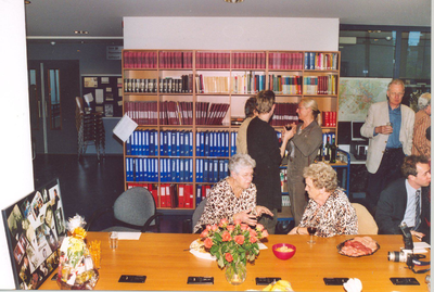 WAT120002941 Opendag Waterlands Archief. Op de voorgrond Annie Prijs en rechts achter: Jan Blokker