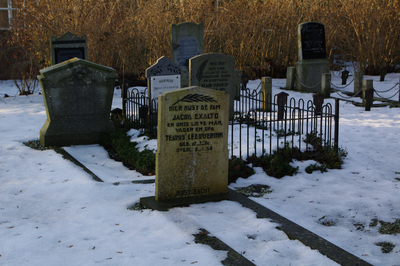 WAT120002984 Jisp. Winter 2010. Graven op een Kerkhof in de sneeuw.