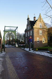 WAT120002993 Jisp in de winter. Ophaalbrug en oude Raadhuis.