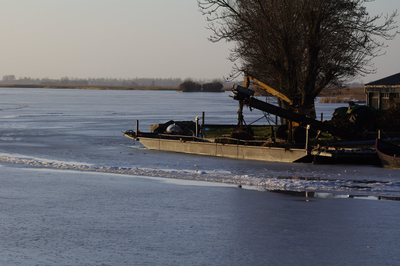 WAT120002998 Jisp. Winter 2010. Oude schuit vastgevroren in ijs van 'Het Zwet'.