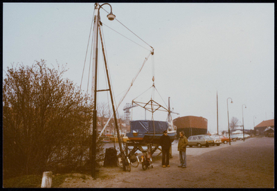 WAT050000025 Galgeriet, walkraan. Van links naar rechts: J. Lente en C. van Santen