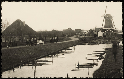 WAT050000297 Huwelijk S. Knip en Frieda Doets. Stoet met paarden op de Kloosterdijk met gezicht op de Houtzaagmolen