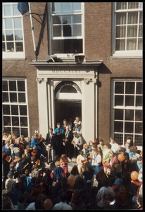 WAT050000405 Aubade voor het Stadhuis op Koninginnedag. In de deuropening o.a. B. en W.