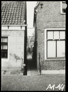 WAT050000423 Ingang van de de Aart Engelsteeg aan de kant van het Noordeinde. Fotoverkenning Binnenstad 1964-1965, nr. A1-14
