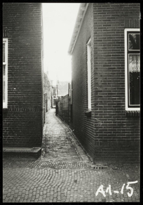 WAT050000424 Ingang van de de Aart Engelsteeg aan de kant van het de Oude Zijds Burgwal. Fotoverkenning Binnenstad ...