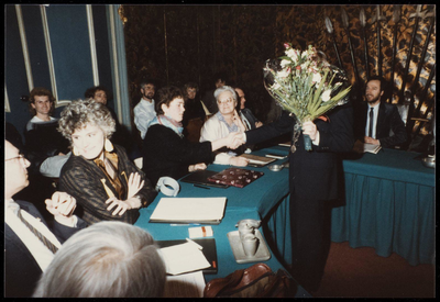 WAT050000930 Afscheid raadsleden. Bloemen voor mevr. van der Veer