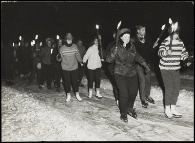 WAT050001641 IJs op de Gouwzee. Autotocht, schaatstocht, fakkeltocht en vuurwerk. Schaatsers met fakkels