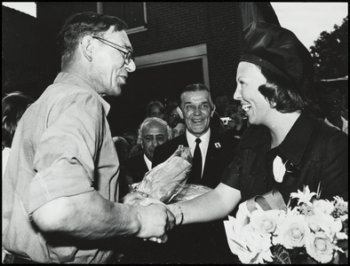 WAT050002012 Bezoek van Prinses Beatrix aan Monnickendam. Bezoek aan de rokerij van C. de Groot. Links dhr. C. de ...