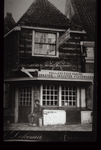 dia-1729 Enkhuizen : 'Bocht met viswinkel Stavenuiter', ca. 1900
